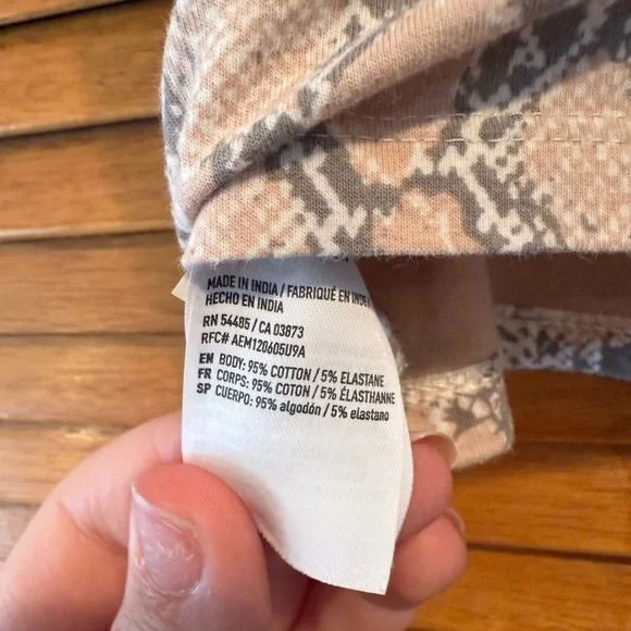 American Eagle Women’s Snakeskin Coral and Grey Crop Top Sz S - Picture 5 of 5